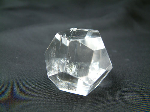 Dodécaèdre en cristal de roche - dimension 4cm