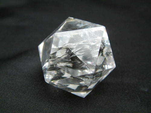 Icosa�dre en cristal de roche - dimension 3 cm