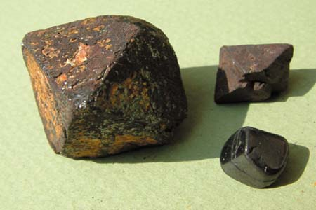 Magnétites brutes (la paire) – octaèdres  (Rare) 2.5cm envir